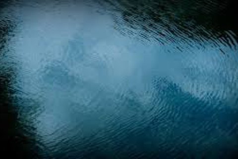 На Київщині рятувальники дістали з водойми тіло жінки