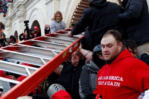 ​У США суди розглядають справи щодо 53 осіб, які брали участь у нападі на Капітолій