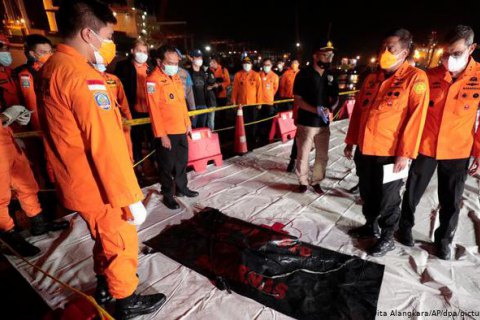 Знайдено “чорні скриньки” літака, що розбився в Індонезії (оновлено)