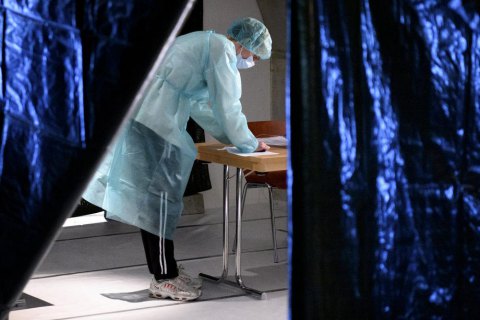 За добу в Україні діагностували 3 939 нових випадків ковіду, 15 052 особи одужали