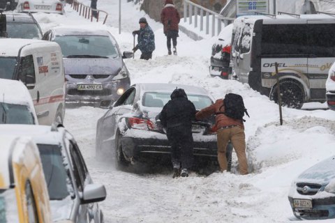 Київ обмежує в’їзд вантажівок через негоду