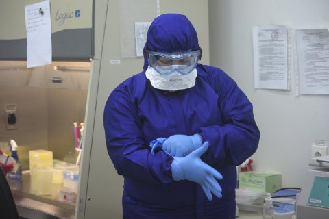 За добу в Україні зафіксували 2394 нові випадки ковіду, 11 457 осіб одужали