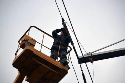 Сильний вітер призвів до знеструмлення 189 населених пунктів у семи областях