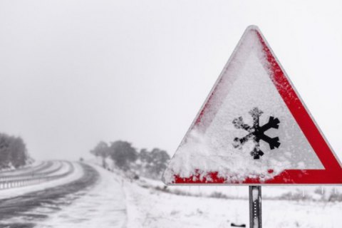 В Україні через негоду обмежено рух транспорту у п’ятьох областях