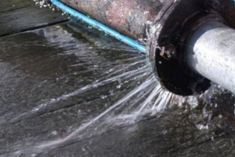 На лівому березі Києва прорвало водопровід, рух трамваїв та авто обмежено