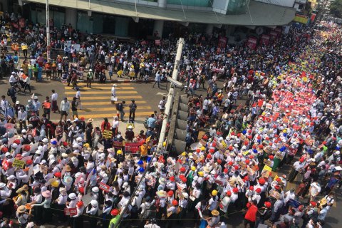 У М’янмі померла протестувальниця, в яку стріляли на мітингу проти захоплення влади військовими