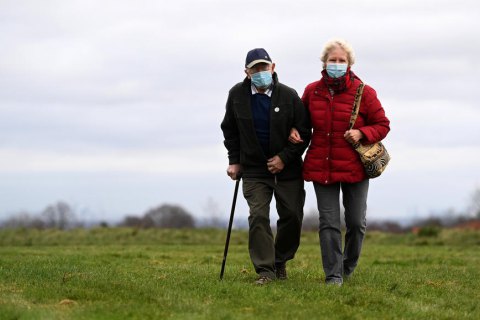 Американцям, можливо, доведеться носити маски і в 2022 році, – головний інфекціоніст США