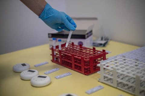 За добу в Україні зафіксували 6 377 нових випадків ковіду