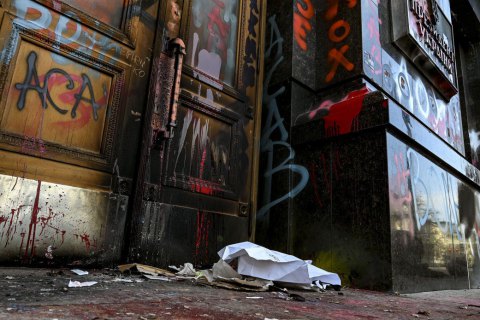 Арт-галереї хочуть купити розмальовані двері Офісу президента