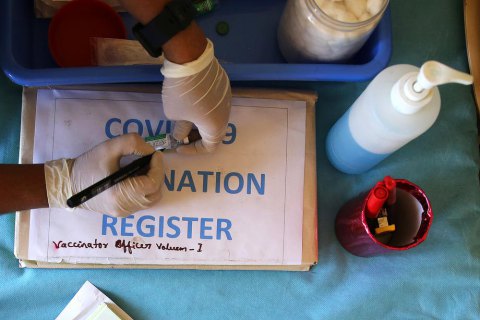 Єврокомісія пропонує дозволити подорожі до ЄС усім, хто отримав дві дози вакцини