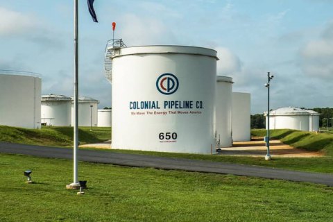 У США ввели надзвичайний стан після кібератаки на бензопровід Colonial, за хакерами може стояти Росія