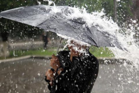 Сьогодні у південних та центральних областях значний дощ, місцями шквал та грози