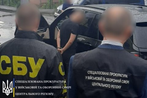 На Вінниччині затримали чоловіка, який намагався підкупити офіцера СБУ