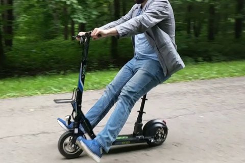 У Парижі жінки на електросамокаті збили перехожу, яка невдовзі померла