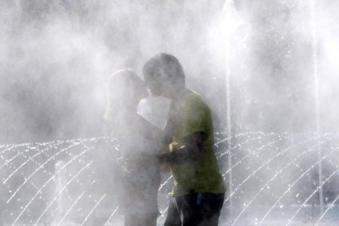 В Україні найближчими днями збережеться спекотна погода із грозами