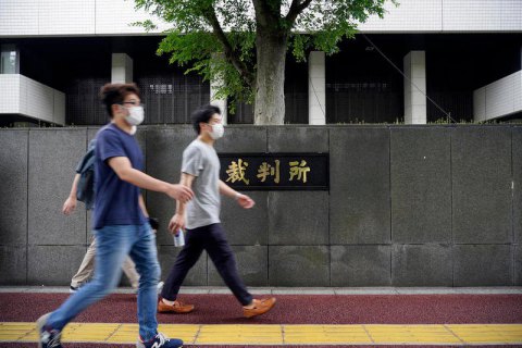 Двоє американців, які допомогли ексглаві Nissan втекти з Японії у футлярі для музичних інструментів, отримали тюремні строки