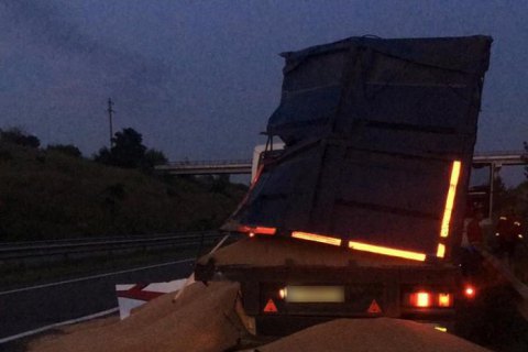 На трасі Київ - Одеса рейсовий автобус влетів у припарковану фуру, є загиблий