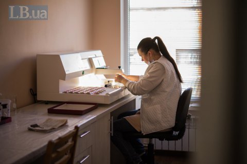 В Україні за добу виявили 717 випадків ковіду, 97 із них – у медпрацівників