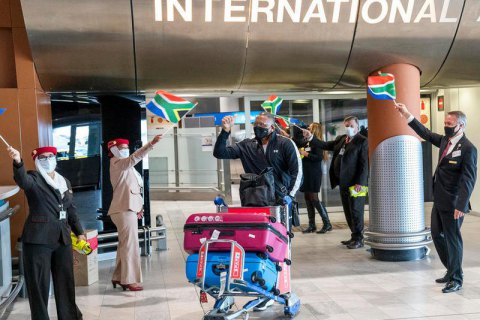 Великобританія й Ізраїль заборонили авірейси з південної Африки через новий варіант коронавірусу