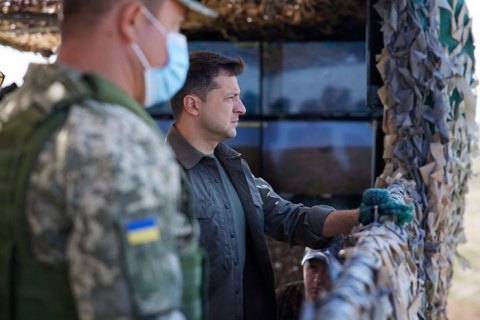 Зеленський привітав українських волонтерів з їхнім святом