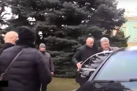 ДБР намагалося вручити повістку Порошенку, але він сів в авто та поїхав