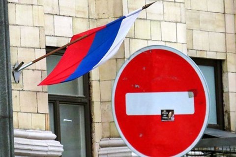 Reuters: США вдарять Росію по імпорту смартфонів та авіазапчастин в разі вторгнення в Україну