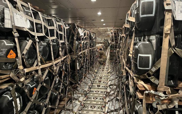 В Україну почали надходити вантажі з нового пакета військової допомоги США – CNN