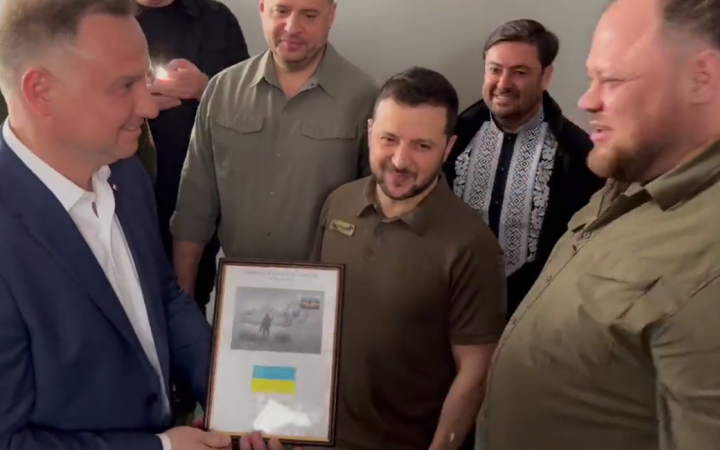 Дуді подарували славнозвісну марку з “русскім кораблем”