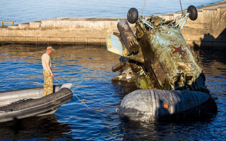 З дна Київського водосховища підняли збитий російський гелікоптер та тіла двох пілотів