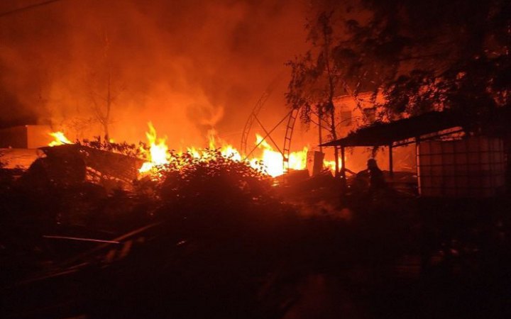 ​Другу добу рятувальники гасять пожежу на газопереробному підприємстві Харківщини