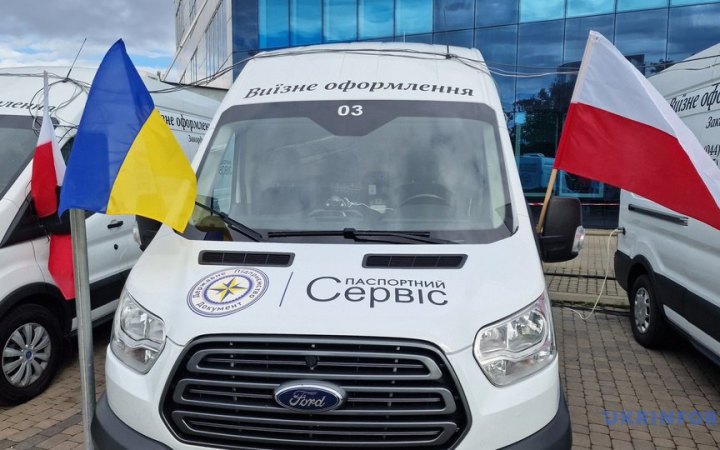 Мобільні комплекси з оформлення паспортів України запрацюють не лише в Польщі, – Монастирський