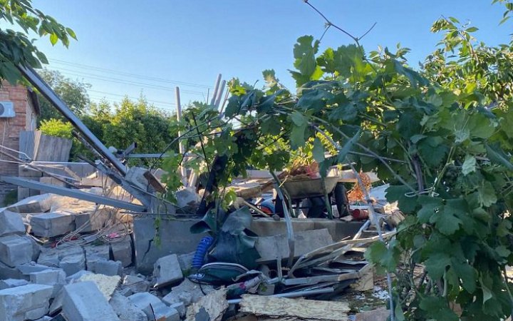 ​Унаслідок обстрілу Нікополя зруйновано приватні будинки і поранено жінку