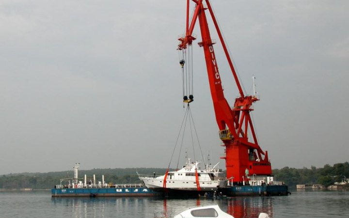 На виході в Чорне море підірвався плавучий кран