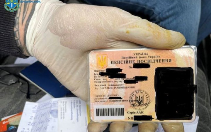 На Хмельниччині чоловік підробляв пенсійні посвідчення, аби переправляти за кордон військовозобов’язаних