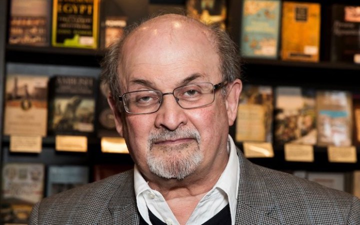 Стан письменника Салмана Рушді після нападу покращився: він може говорити і самостійно дихати