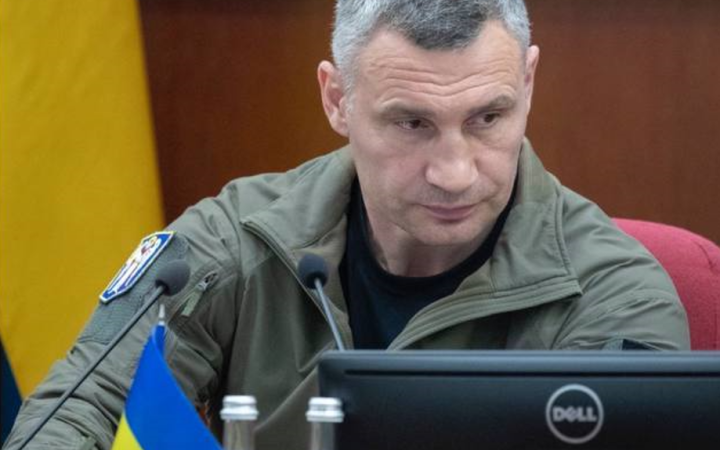 Кличко пояснив необхідність зупинки громадського транспорту на час тривоги: