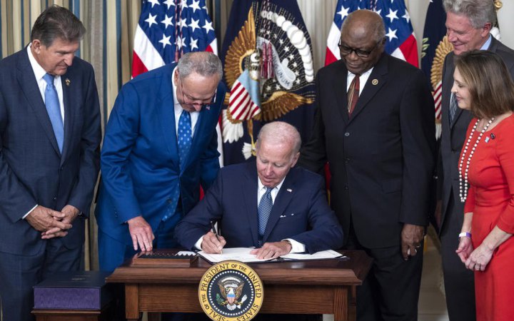 Байден підписав історичний закон про клімат, податки та охорону здоров’я