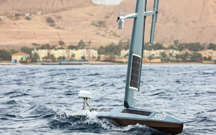 Іранський військовий корабель на 18 годин захопив два американські надводні безпілотники