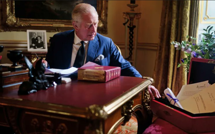 У Великобританії представили нову королівську монограму