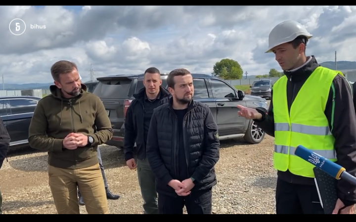 Кирило Тимошенко їздить на позашляховику Chevrolet Tahoe, призначеному для гуманітарних цілей, – Bihus.info