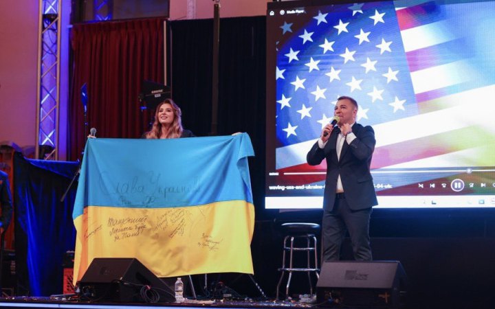 Прапор України з підписами Залужного та Зеленського продали в США за 69 тисяч доларів