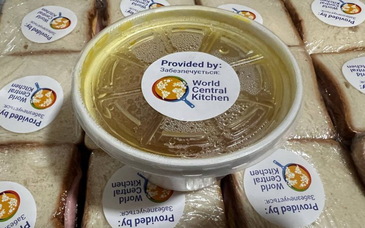 У Києві пасажирів поїздів, що затримуються, підтримують гарячею їжею