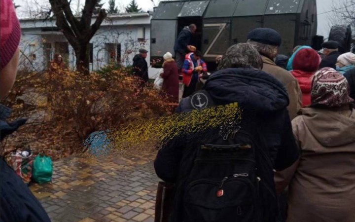 Жителі Маріуполя вимушені стояти в чергах за водою