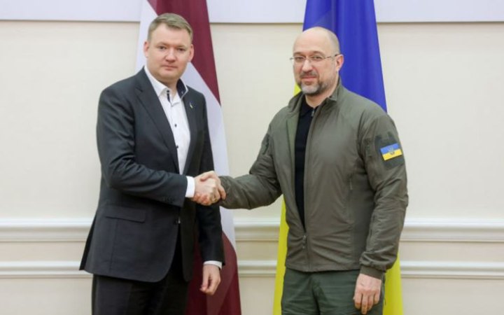 Шмигаль зустрівся з новообраним спікером латвійської парламенту Едвардсом Смілтенсом