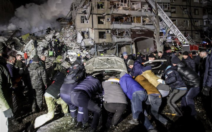 Станом на ранок відомо про 18 загиблих і 73 поранених унаслідок влучання ракети в будинку в Дніпрі