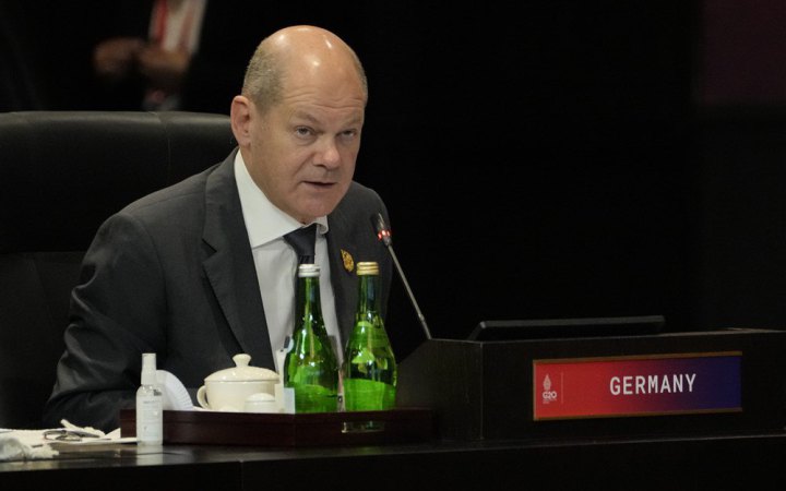 Шольц вважає, що обговорення надання Україні винищувачів