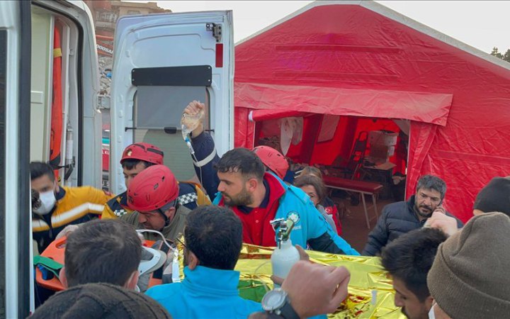 З-під завалів у Туреччині витягли двох неповнолітніх братів