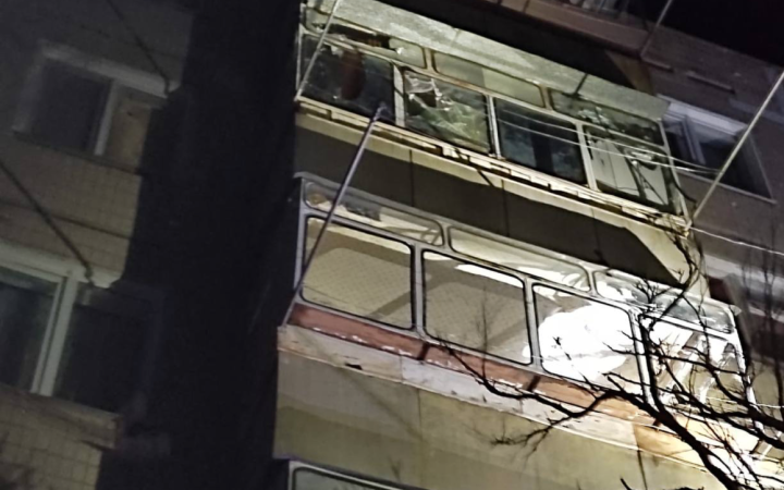 Ворог уночі знову вдарив по Нікополю, пошкоджень зазнали житлові будинки