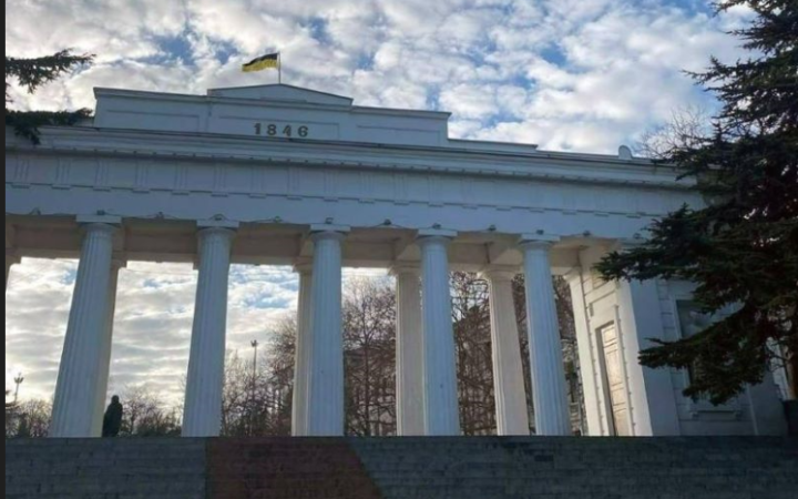 У центрі Севастополя рух спротиву вивісив український прапор