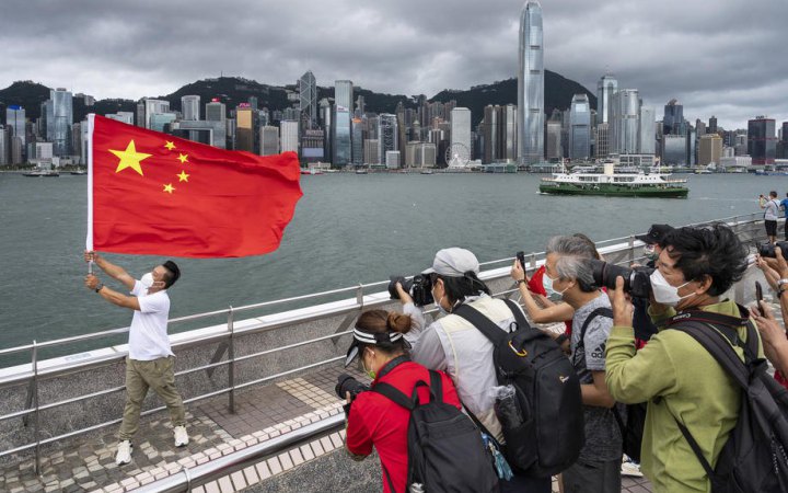 Китай вперше за три роки відновлює видачу всіх типів віз